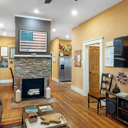 Stockyards Patriot Outpost - Sleeps 8 - Just 3/4 Miles Villa